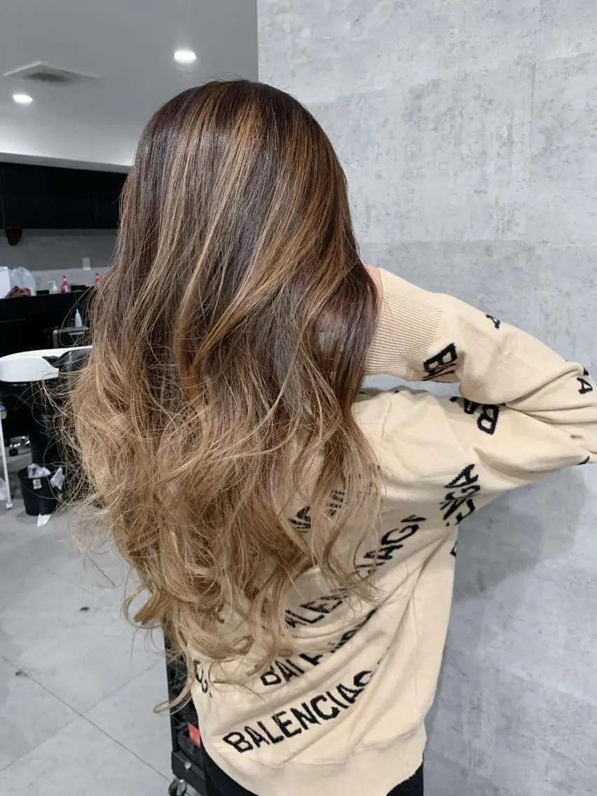 ロング カラー バレイヤージュ ブリーチ レイヤーカット _WHITE 天神店 YUMEKA🐻のヘアスタイル