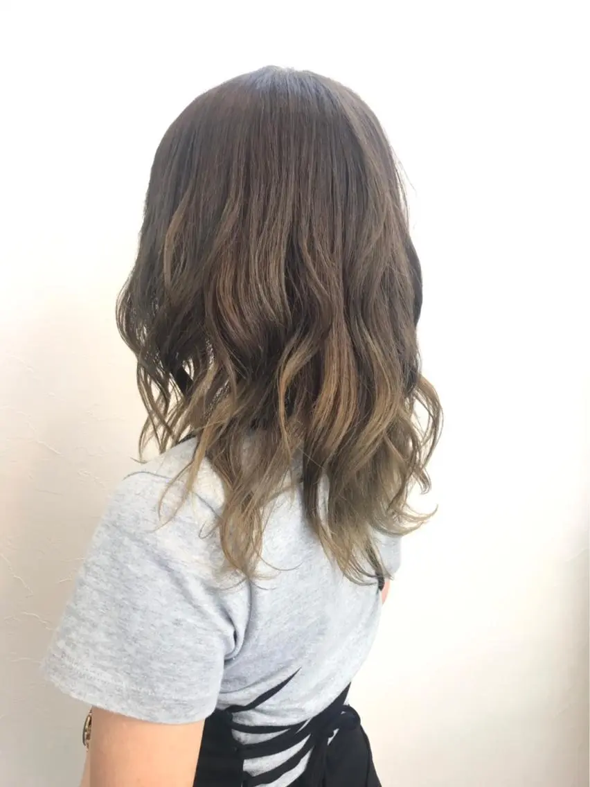 ミディアム カラー アッシュ アッシュグレー グラデーションカラー 菅沼 まみのヘアスタイル