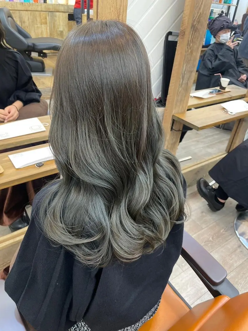 セミロング カラー パーマ ヘアアレンジ アディクシーカラー アッシュ バレイヤージュ ベージュカラー ブリーチ newi grande 横浜店のヘアスタイル
