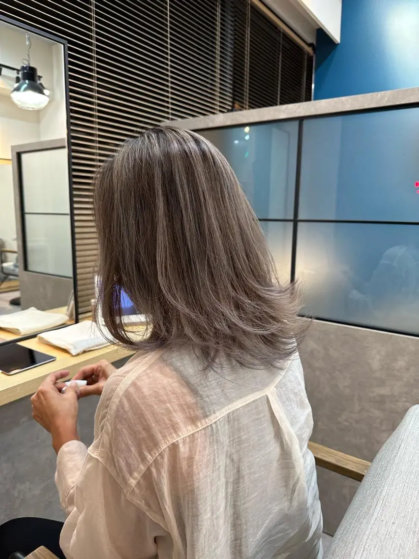 ミディアム カラー バレイヤージュ グレージュ レイヤーカット カット ヘアカラー ハイトーン/ボブ/ レイヤー💫カイセイのヘアスタイル