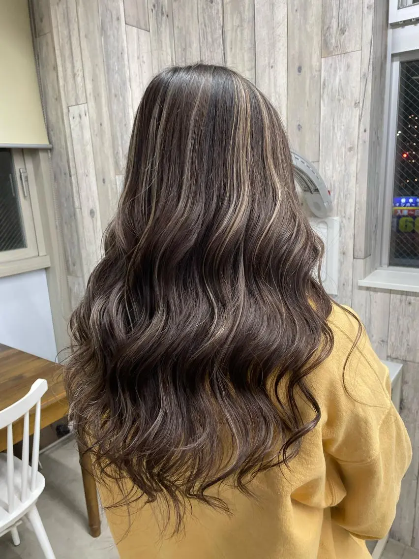 ロング ハイライト 岡留 愛美のヘアスタイル