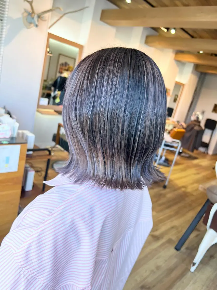 ショート カラー ブリーチ ハイライトカラー ラベンダーカラー ハイライト ヘアカラー トリートメント 堀 望美のヘアスタイル
