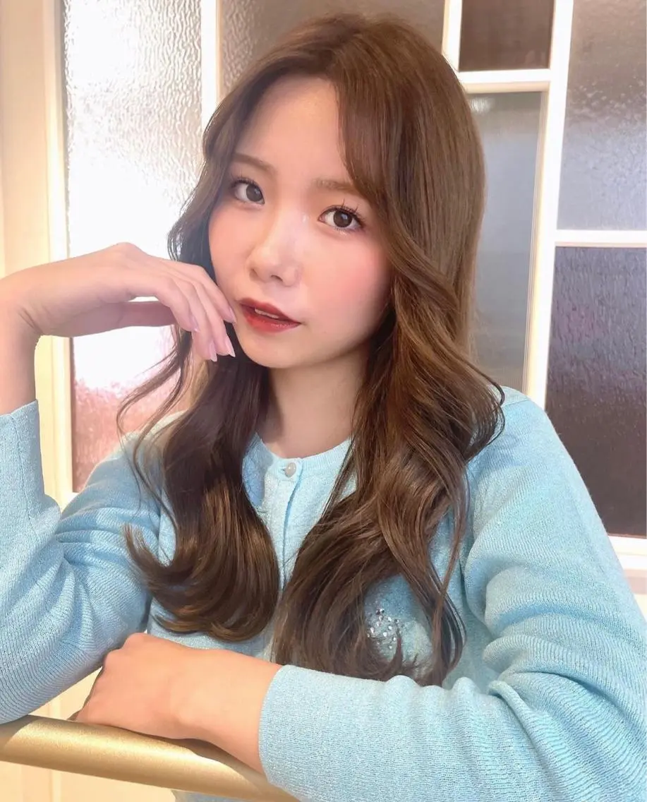 ロング ケアカラー 顔周りカット 外国人風カラー ハイライト 髪質改善 fuwari 美白ショコラカラーのヘアスタイル