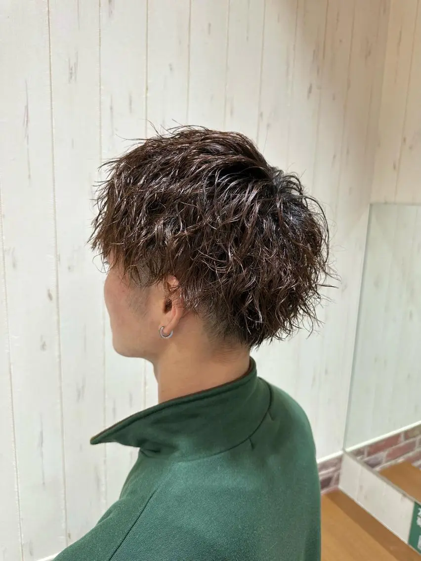 ミディアム パーマ メンズ ミディアムパーマ メンズブリーチ メンズハイライト メンズインナーカラー メンズパーマ 中嶋 紘夢のヘアスタイル