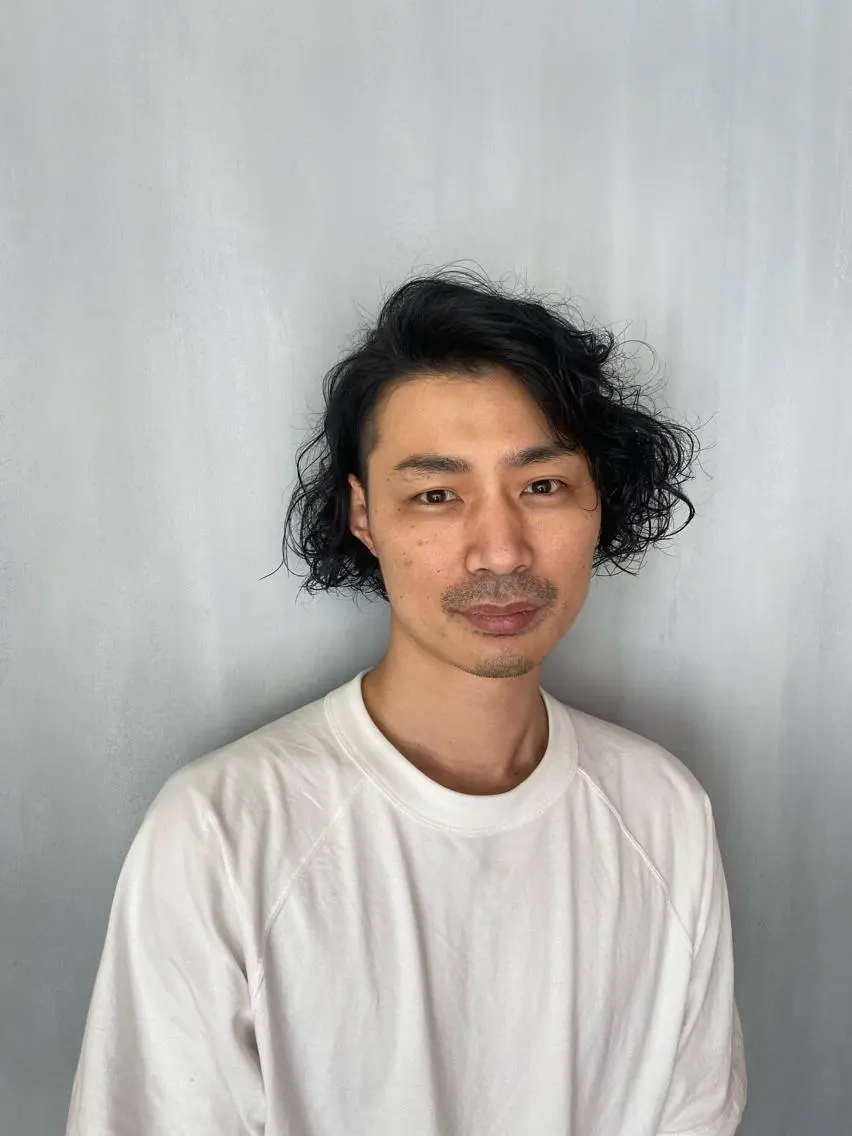ショート パーマ メンズ メンズパーマ カット ヘッドスパ TAI透明カラー 柔らかい縮毛矯正のヘアスタイル