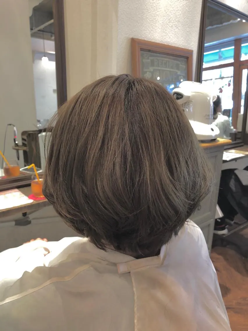 ショート カラー アッシュ ブリーチ ヘアカラー トリートメント 小森谷 亮太のヘアスタイル