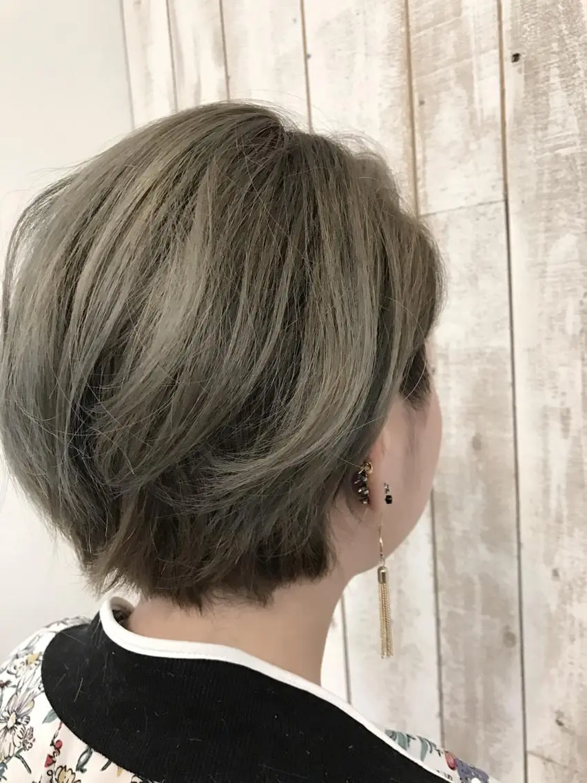 ショート カラー アッシュ ブリーチ ヘアカラー 中川 仁のヘアスタイル