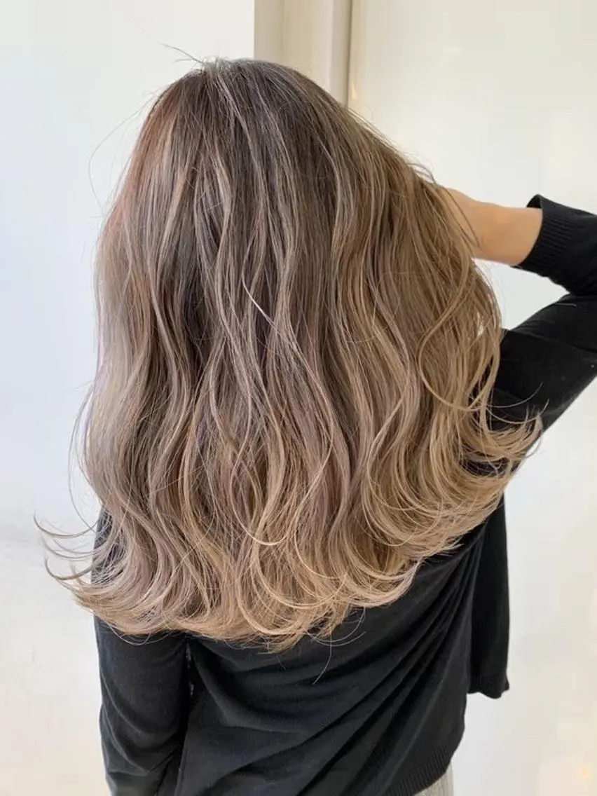 セミロング カラー バレイヤージュ ダブルカラー レイヤーカット 吉野 瑳桜のヘアスタイル