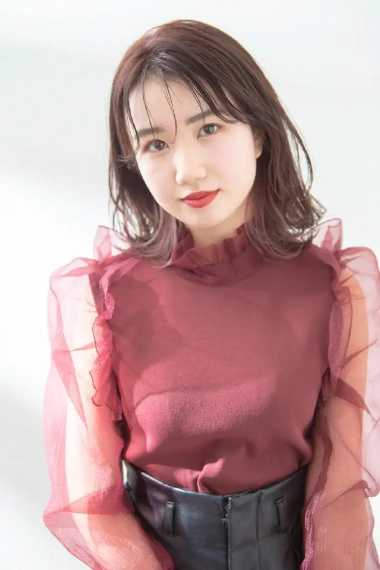 ミディアム 井上 真貴子のヘアスタイル