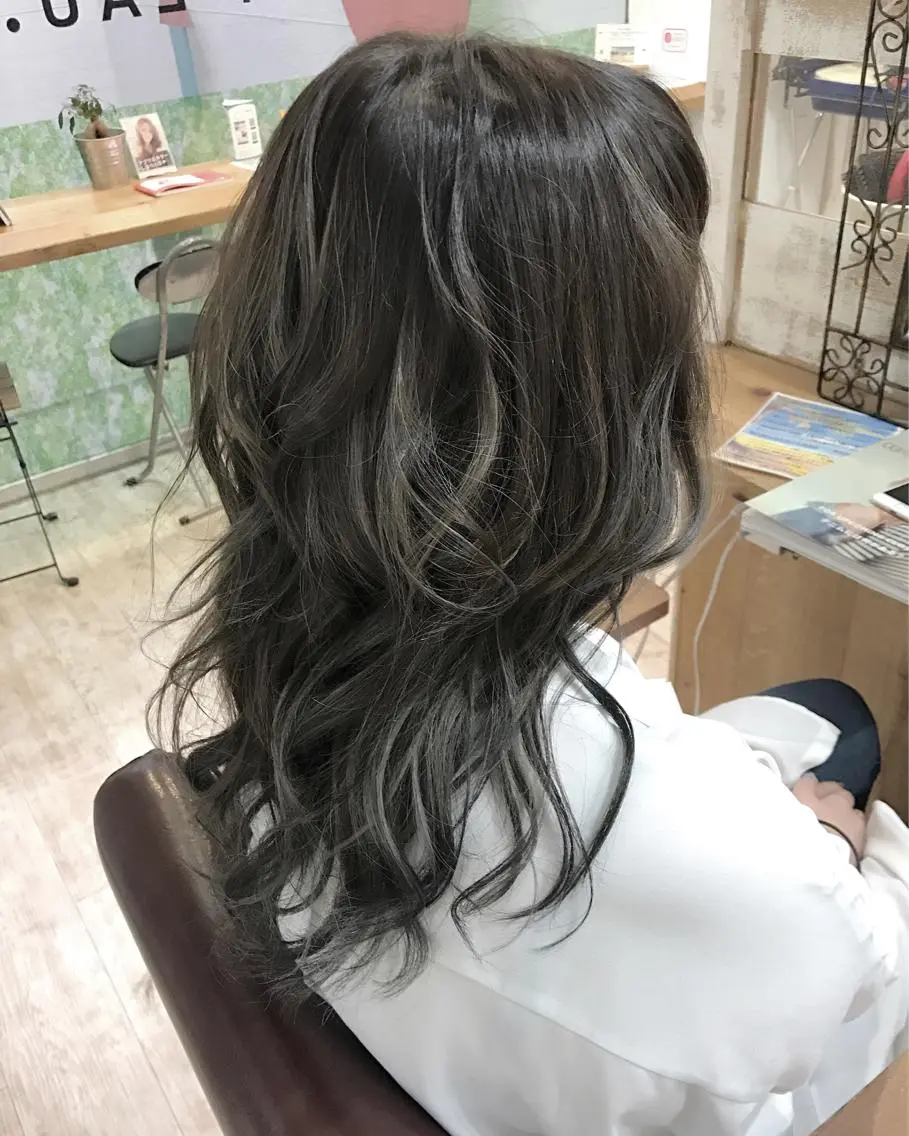 セミロング カラー ブリーチ グレージュ ヘアカラー 中川 仁のヘアスタイル