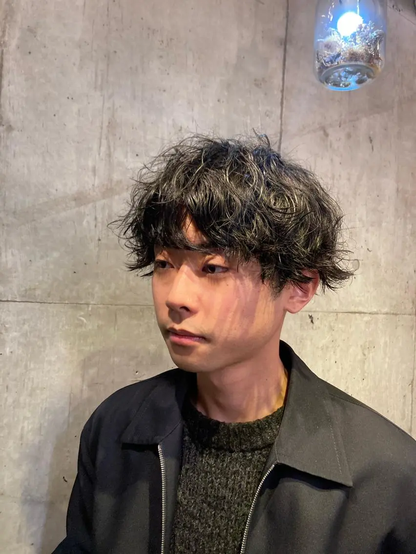 パーマ メンズ メンズバレイヤージュ メンズブリーチ メンズハイライト メンズハイトーン メンズインナーカラー ✂︎岡根 京花✂︎のヘアスタイル