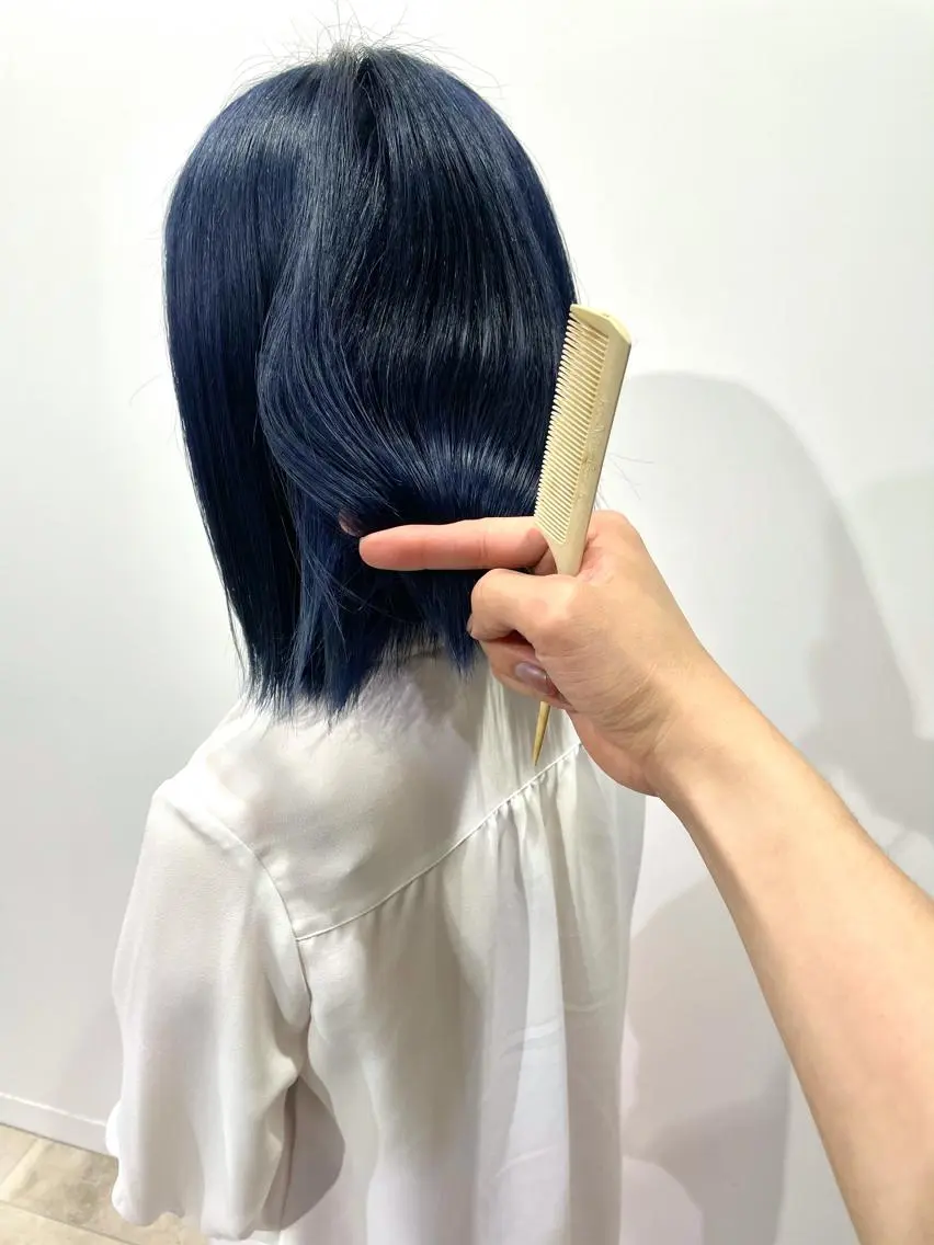 ミディアム カラー 黒髪 ブリーチ ブルーカラー ブルーブラック 透明感カラー ブリーチモデル募集中 小柴のヘアスタイル
