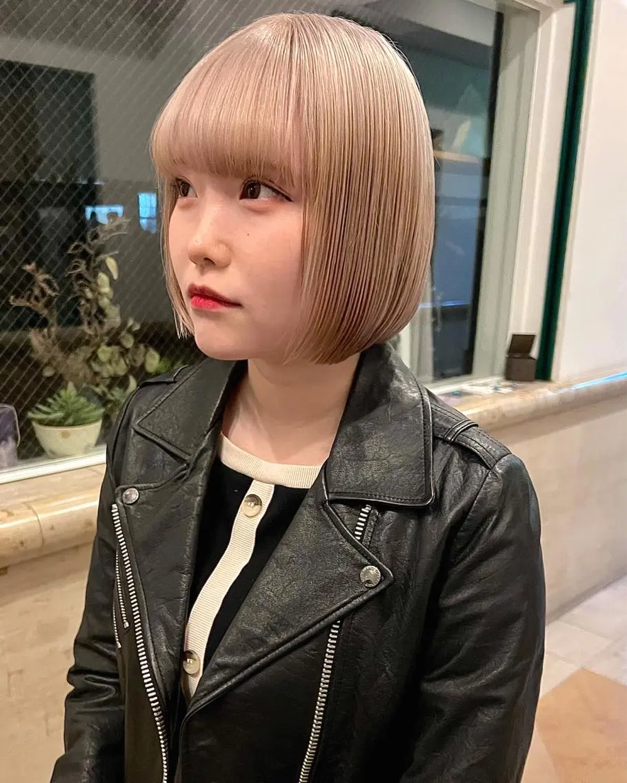 ショート カラー 切りっぱなしボブ ベージュカラー ハイトーンカラー ミルクティーベージュ ボブ カット ヘアカラー トリートメント RAIMA ケアハイトーンのヘアスタイル
