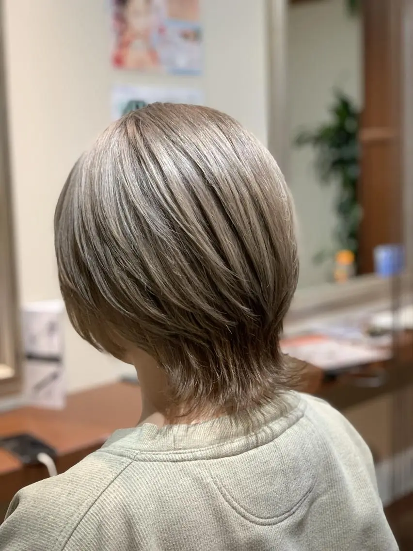 ショート カラー ブリーチ グレージュ ヘアカラー トリートメント ハイトーン得意😍 Lumiereのヘアスタイル