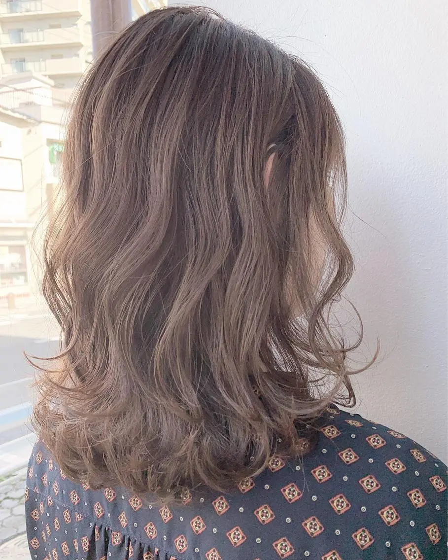 セミロング カラー ベージュカラー ミルクティーベージュ ヘアカラー 西村 美羽のヘアスタイル