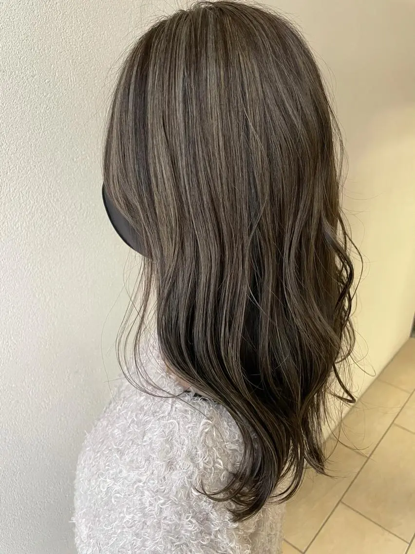 ロング カラー アッシュ アッシュグレー アッシュグレージュ ブリーチ グレージュ 沢田 瞳のヘアスタイル
