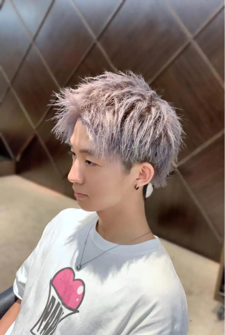 カラー メンズ アップバング ラベンダーカラー シルバー メンズ専門 井藤 雅也のヘアスタイル