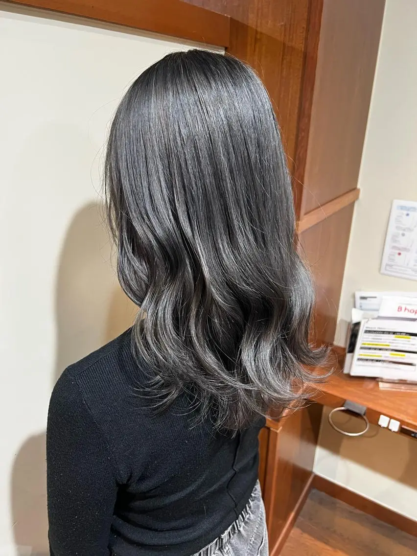 ロング カラー アッシュ アッシュグレー ヘアカラー トリートメント 💓シールエクステ ルミエールのヘアスタイル