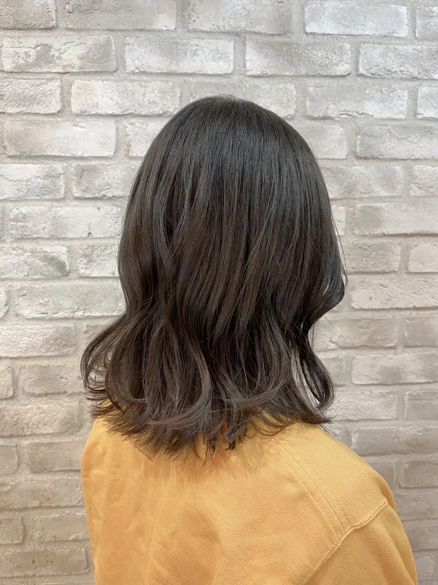 ミディアム カラー ミディアムレイヤー オリーブカラー レイヤーカット しみず りぶのヘアスタイル