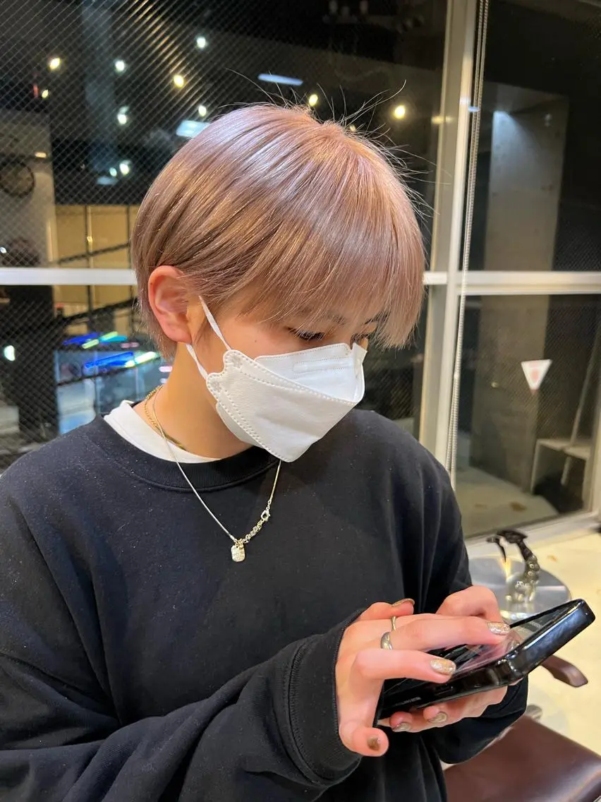 ショート カラー ヘアアレンジ ベージュカラー ブリーチ ハイトーンカラー ハイトーンベージュ ピンクカラー カット ヘアカラー ショートヘア原宿 fifth コシのヘアスタイル