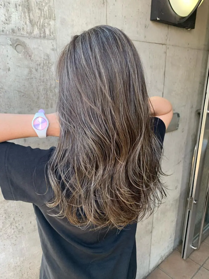 ロング カラー グレージュ ハイライトカラー ハイライト ヘアカラー トリートメント ミルクティーベージュ ブリーチ 店長 清水のヘアスタイル