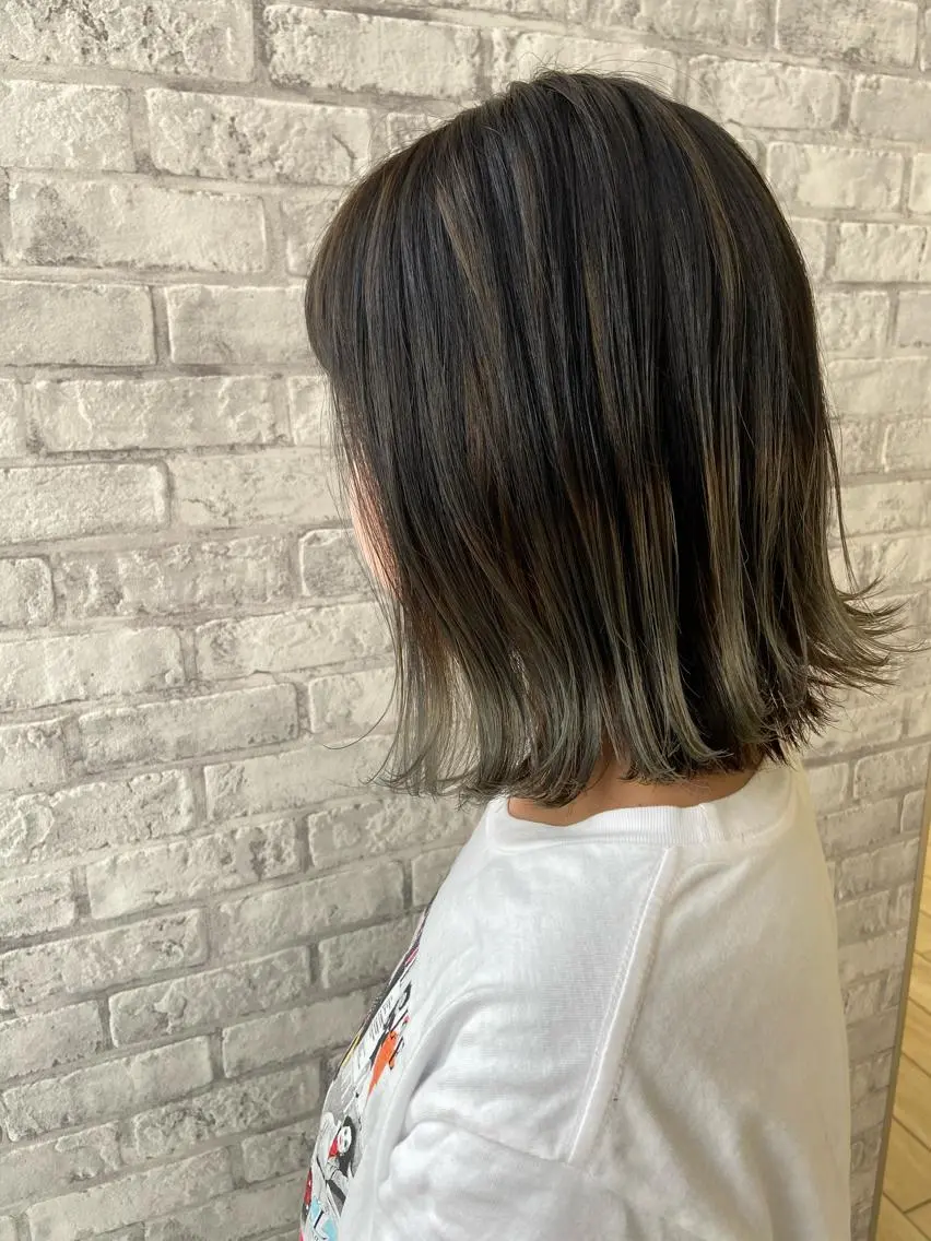 ミディアム カラー バレイヤージュ グレージュ ハイライトカラー ハイライト レイヤーカット カット ヘアカラー Oopsレイヤー 加藤澄都のヘアスタイル