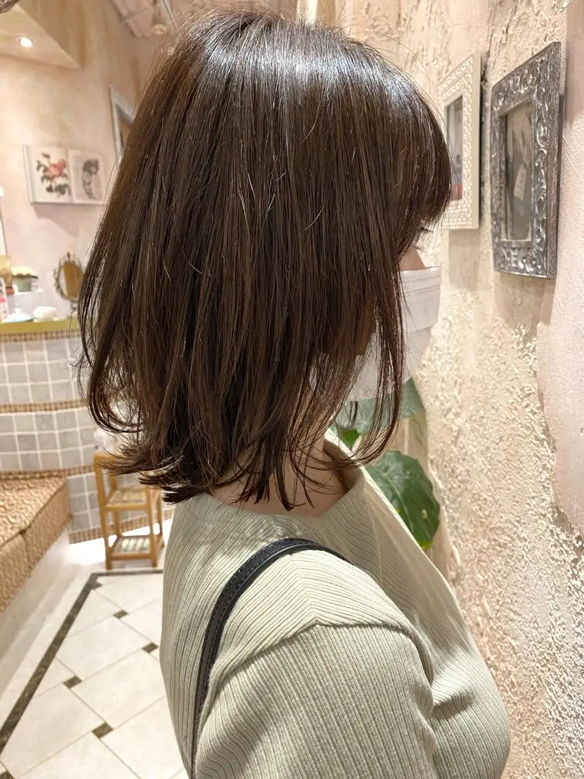 ショート カラー グレージュ ボブ 外ハネヘア カット ヘアカラー トリートメント ツヤ髪になりたい方へ 🩷柴田知亜希のヘアスタイル