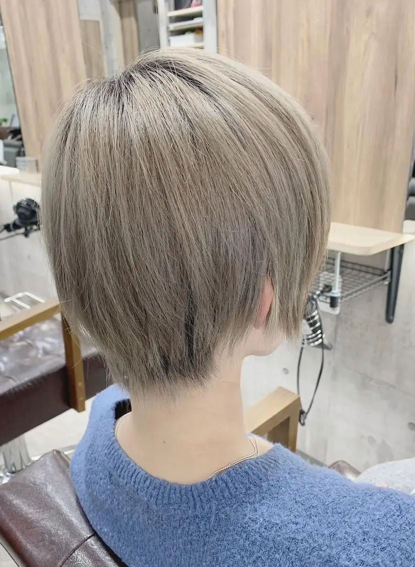 ショート カラー バレイヤージュ ブリーチ ダブルカラー グラデーションカラー グレージュ ヘアカラー memento 斎藤大覚のヘアスタイル