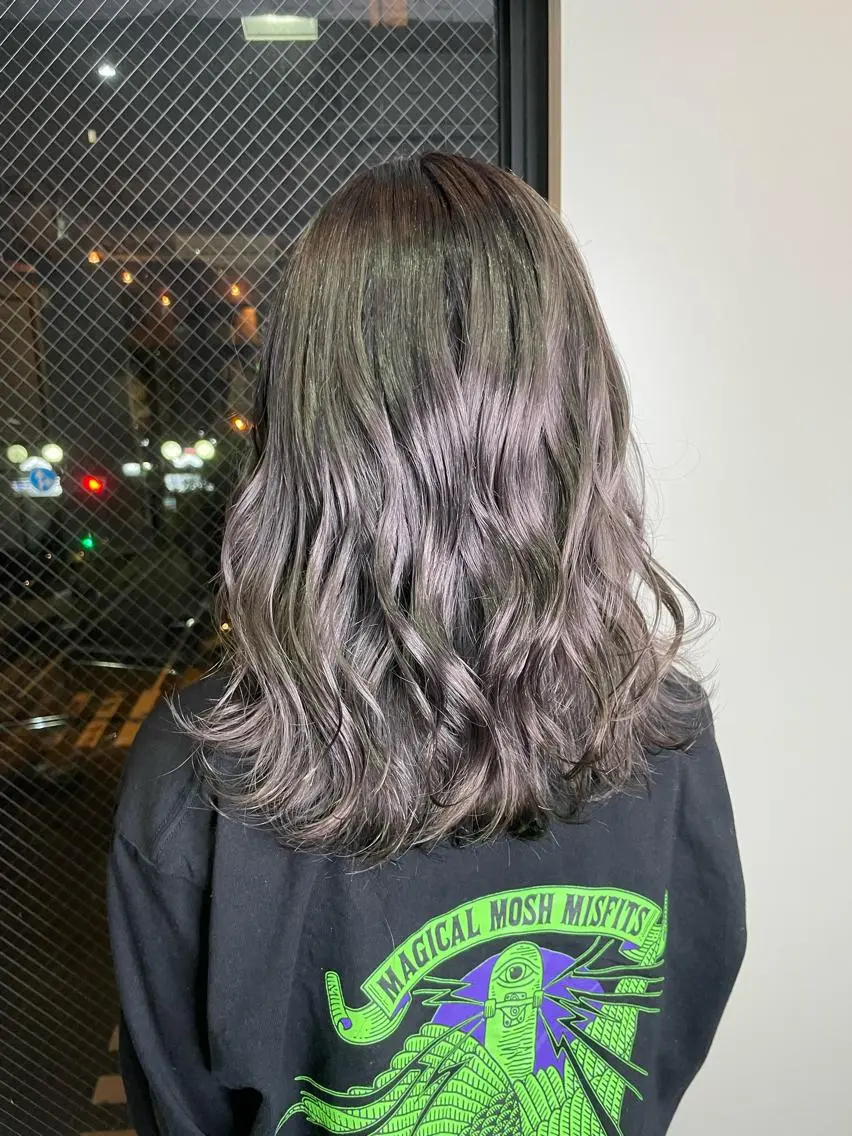 ミディアム カラー アッシュ バレイヤージュ ベージュカラー ブリーチ ダークグレー ヘアカラー トリートメント 安田和洋 ブリーチカラー特化のヘアスタイル