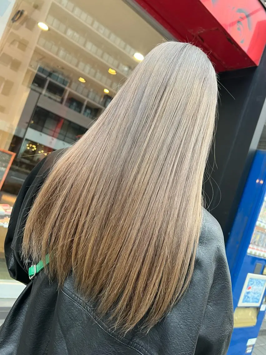 カラー ベージュカラー ブリーチ ミルクティーベージュ ヘアカラー ＊カラー・パーマ＊ 植松彩音のヘアスタイル