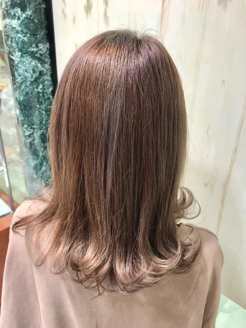セミロング カラー ベージュカラー ブリーチ ミルクティーベージュ カット ヘアカラー 奈良崎 和弘のヘアスタイル