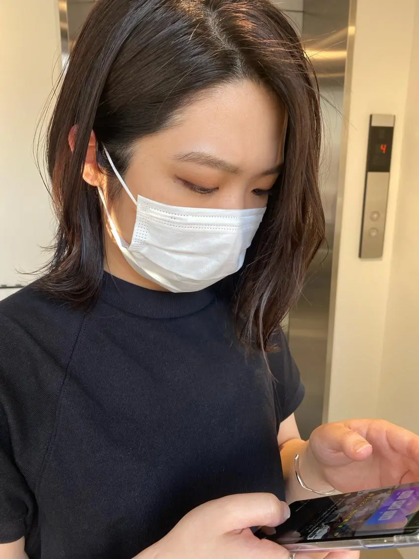 ミディアム チョコレートブラウン ボブ くびれヘア かきあげバング 外国人対応 佐久間のヘアスタイル