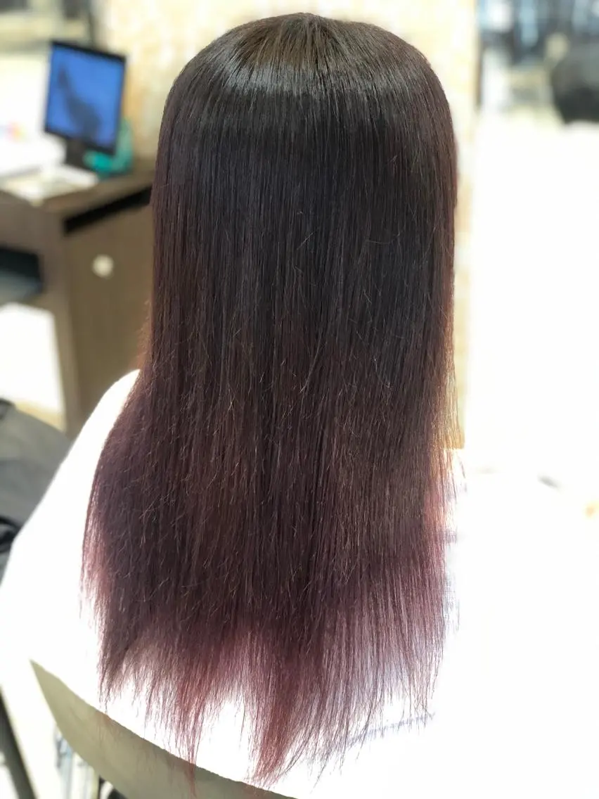 セミロング カラー グラデーションカラー ピンクカラー 嶌田 沙紀のヘアスタイル