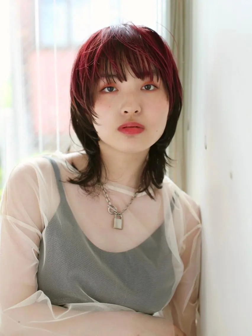 ミディアム カラー ウルフカット 山崎 彩音のヘアスタイル