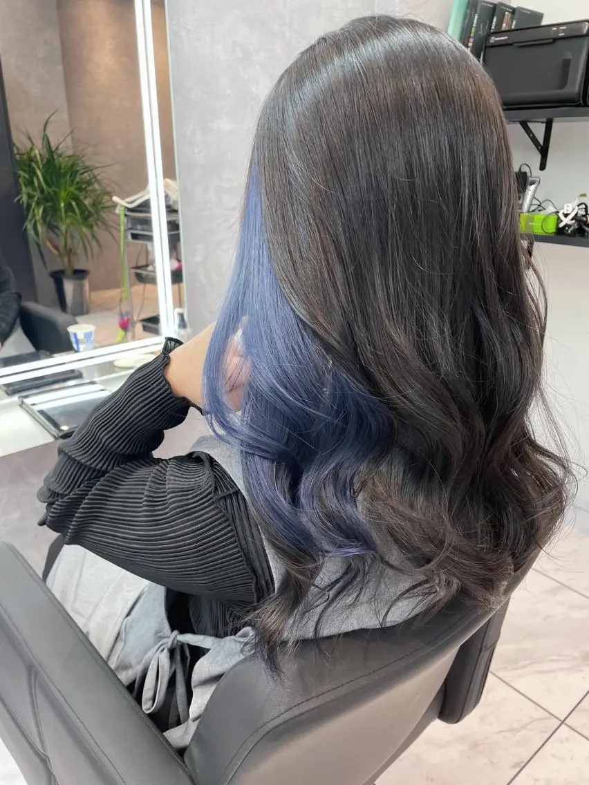 ロング カラー アッシュ アッシュグレー ブルーカラー イヤリングカラー ネイビーカラー _WHITE 天神店 YUMEKA🐻のヘアスタイル