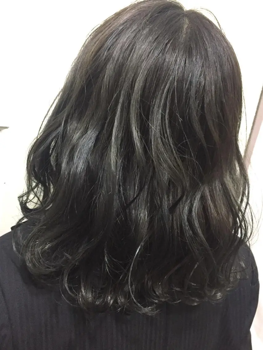 ミディアム セミロング カラー ブルーカラー ブルージュ 若杉 諒のヘアスタイル