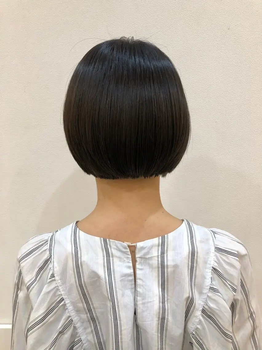ショート 内田温子大人女性 ハイライト、ボブのヘアスタイル