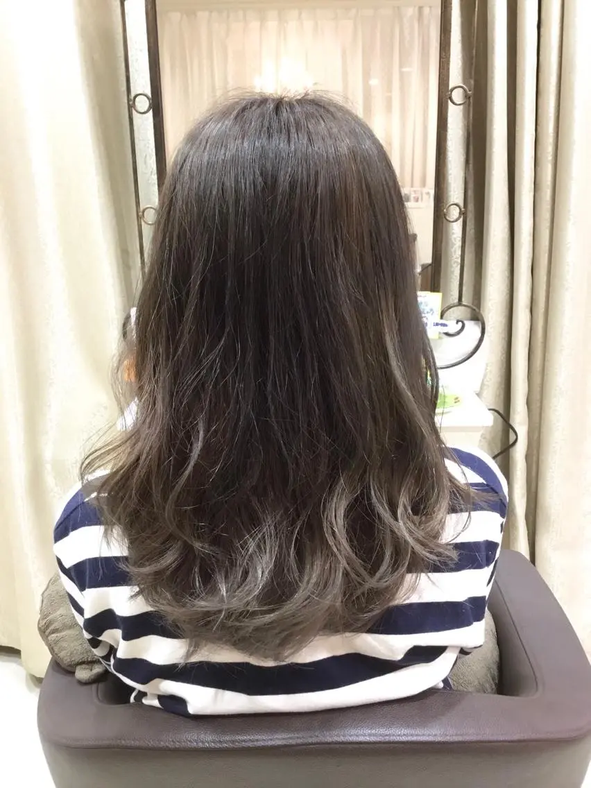 セミロング カラー グラデーションカラー グレージュ ハイライトカラー ハイライト RUMéL 🌙YUIのマツエク・マツパデザイン