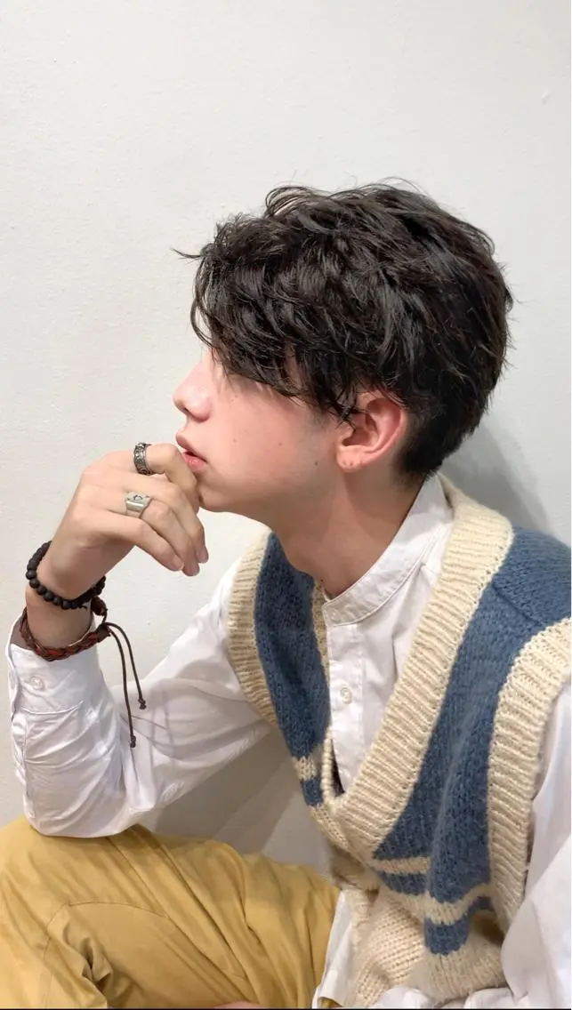 ミディアム パーマ メンズ ミディアムパーマ メンズブリーチ センターパート フェードカット メンズハイライト メンズStylist 山根慧のヘアスタイル