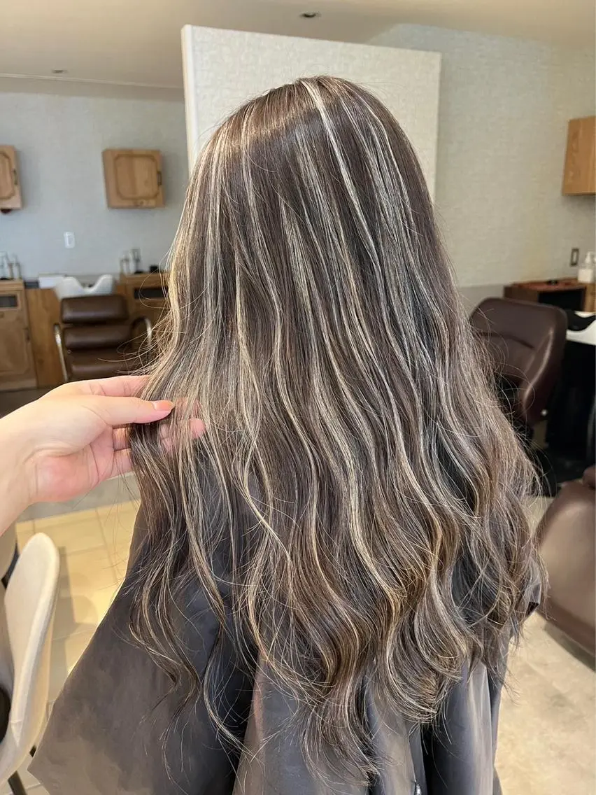 ロング カラー グレージュ ハイライトカラー ハイライト ヘアカラー トリートメント 指名数No.1 /NAOYAのヘアスタイル