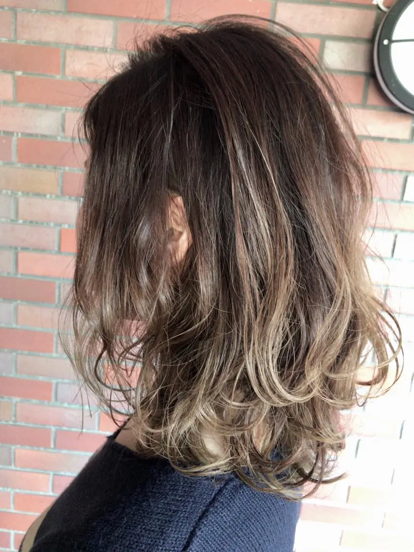 ミディアム カラー ダブルカラー ハイライトカラー ハイライト レイヤーカット匠 イソザキノリユキのヘアスタイル