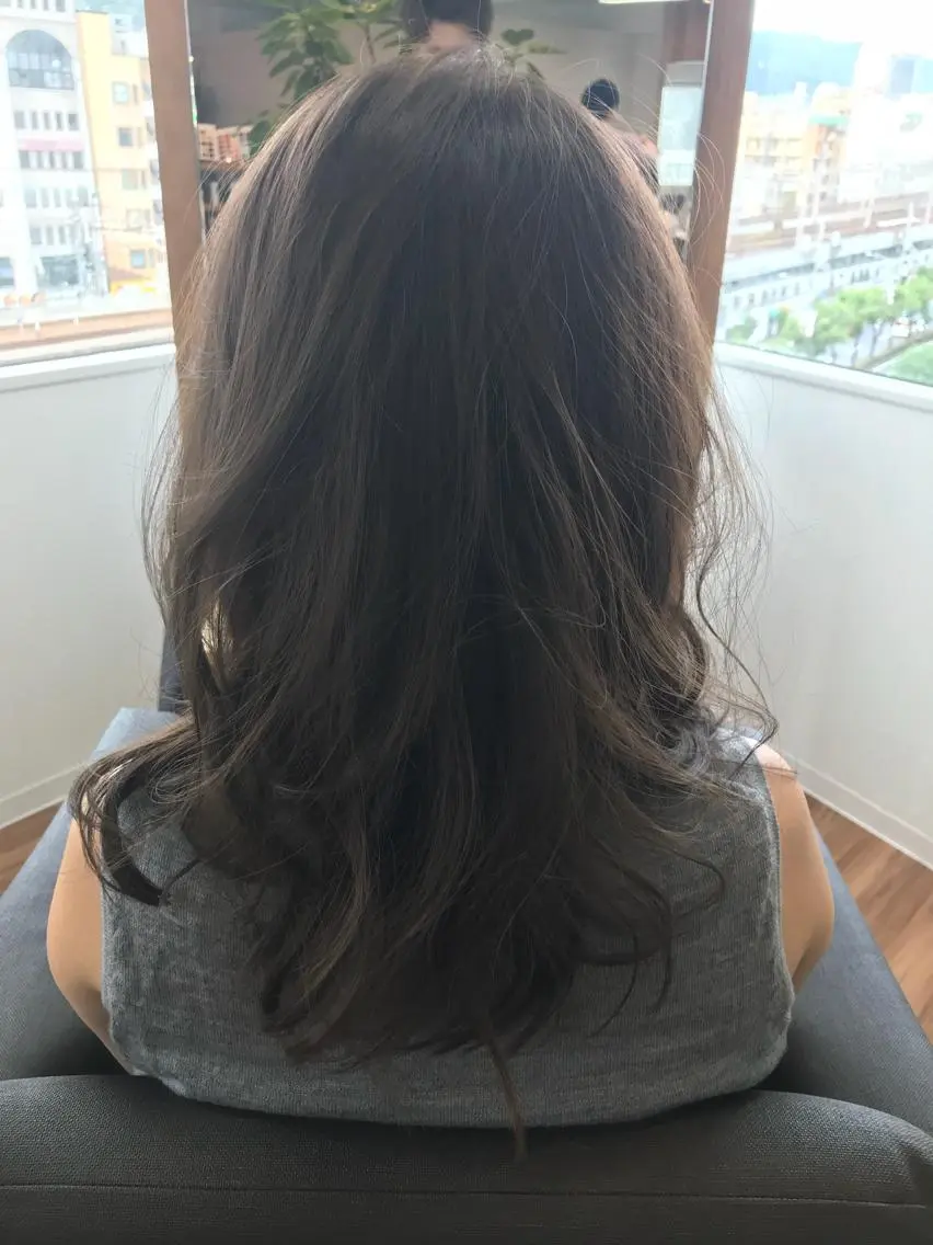 セミロング カラー ブルーカラー ブルージュ 松本 俊樹のヘアスタイル
