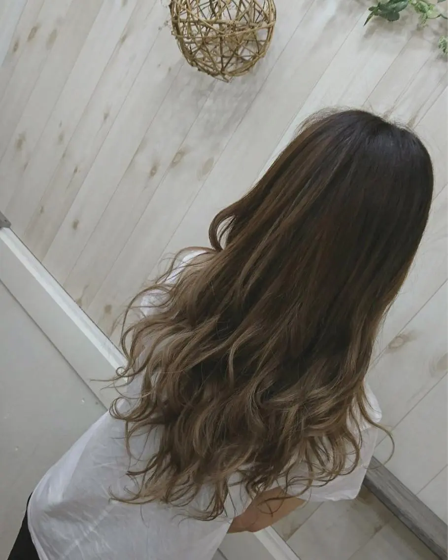 ロング カラー アッシュ グラデーションカラー ミルクティーアッシュ Loob.TOKYO MIYA🌈のヘアスタイル
