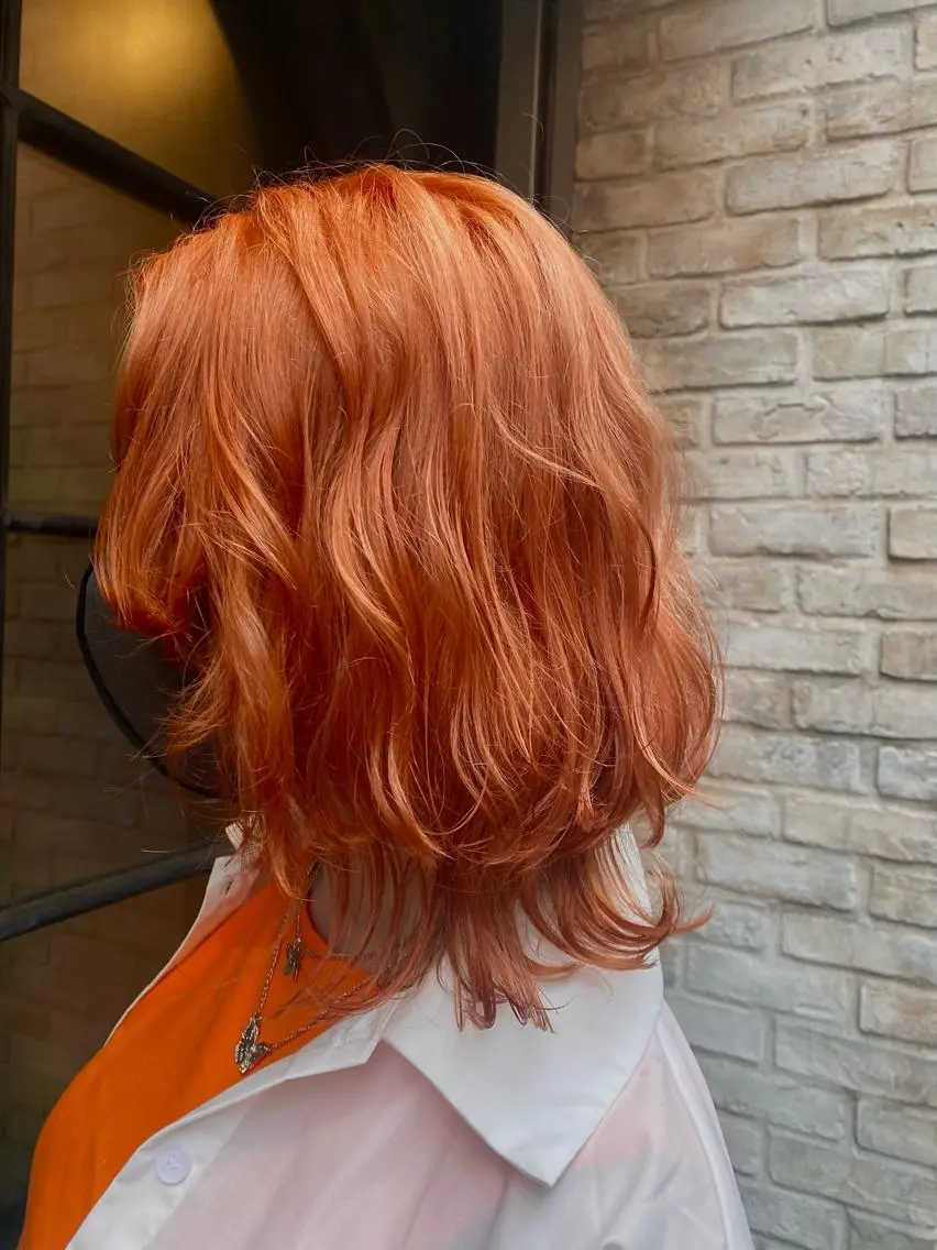 セミロング カラー ヘアアレンジ ハイトーンカラー オレンジ ブリーチカラー⸜♡⸝ クルミ🐍のヘアスタイル