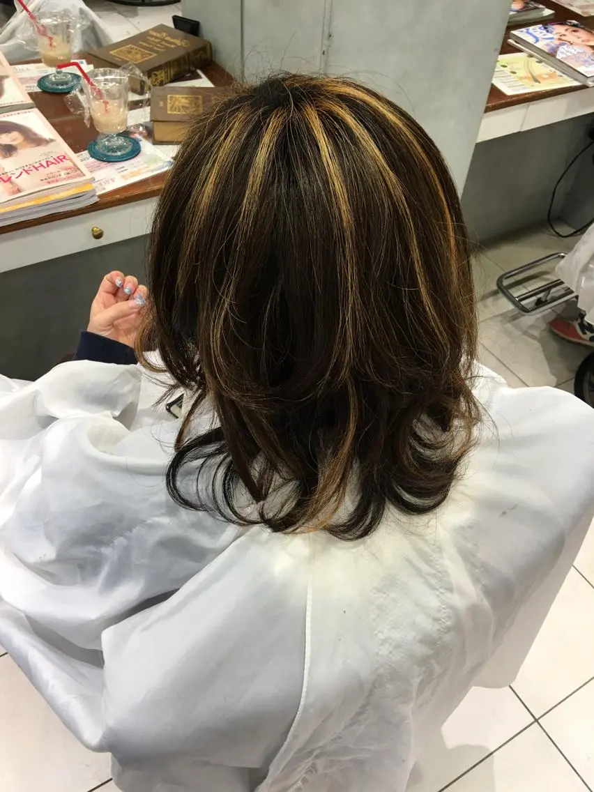ミディアム カラー パーマ ミディアムパーマ ハイライトカラー 3Dハイライト ハイライト ブリーチカラー🌈 嘉名 真樹のヘアスタイル