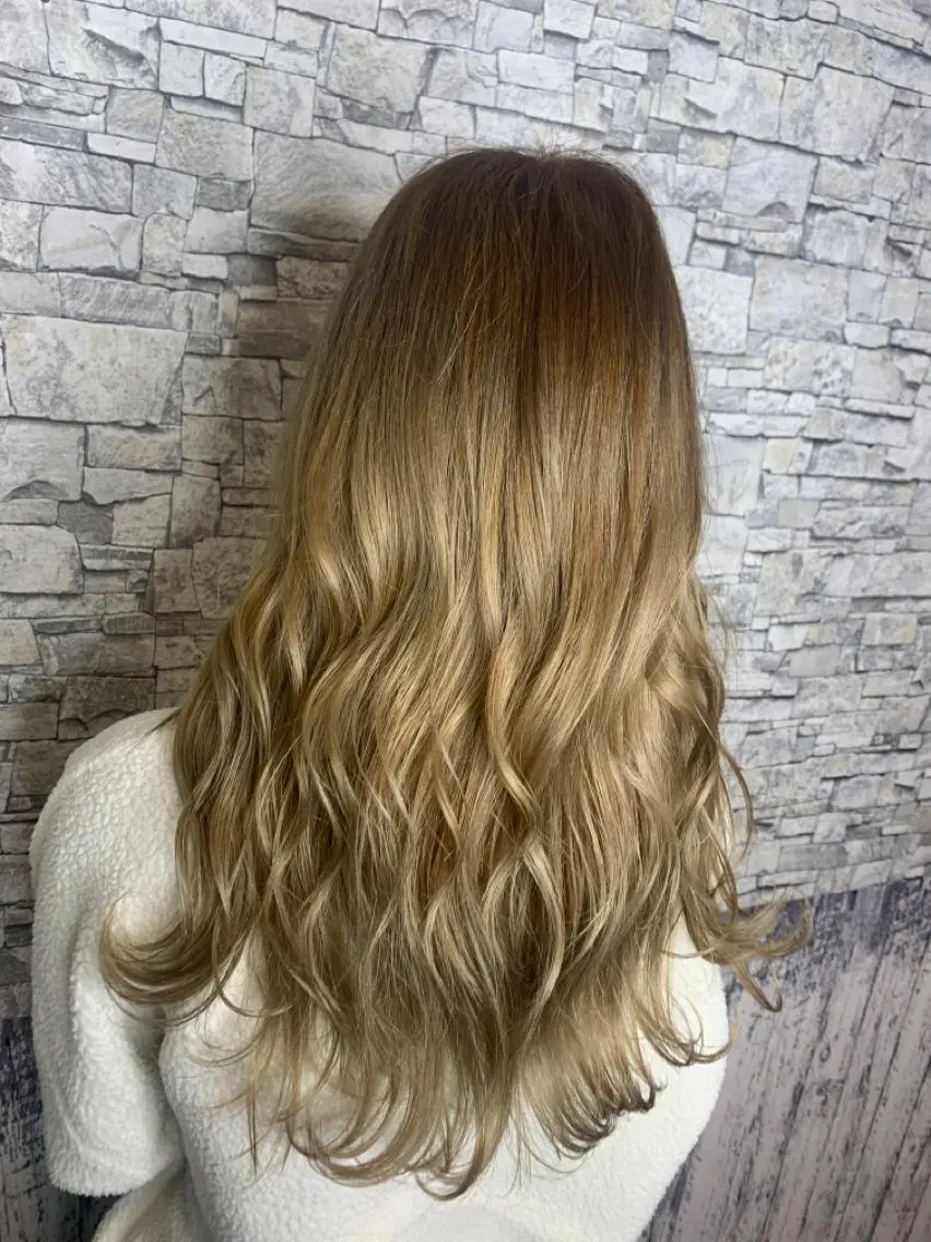 ロング Lilly 中谷友里のヘアスタイル