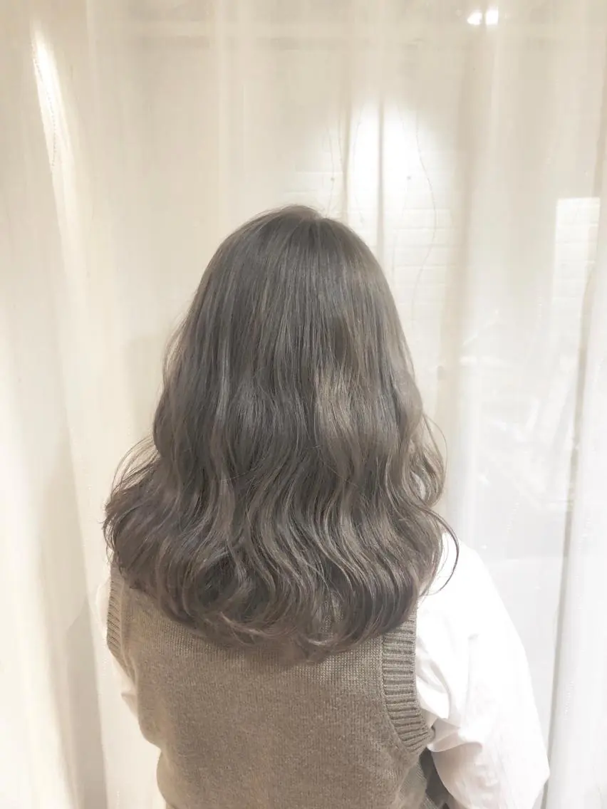 ロング カラー ブリーチ 透明感カラー グレージュ 湯田実津希🤎 ﾐﾙｸﾃｨ専門のヘアスタイル