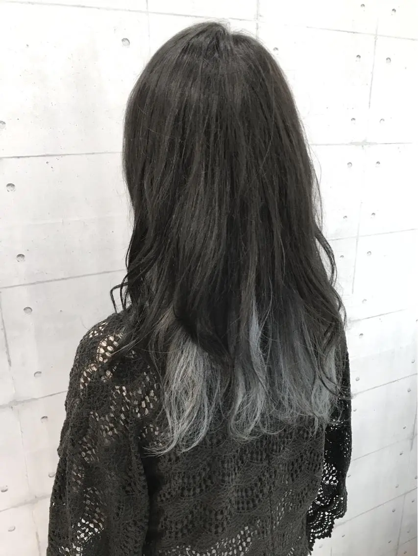 セミロング カラー 黒髪 ブリーチ ブルーカラー ブルーブラック シルバー 高木 麻知子のヘアスタイル