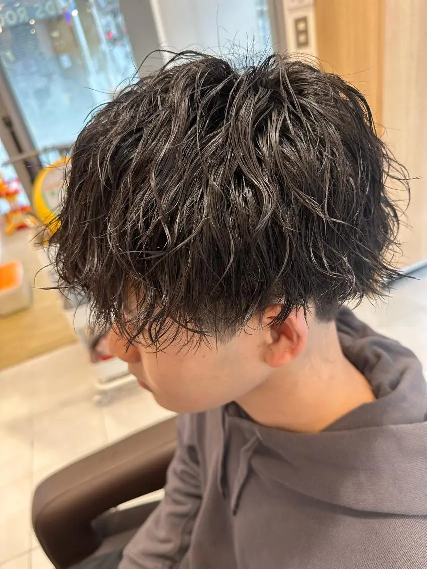 ミディアム パーマ メンズ ミディアムパーマ フェードカット メンズパーマ ツイストスパイラルパーマ 波巻きパーマ 💈メンズ特化 美容師サキ💈のヘアスタイル