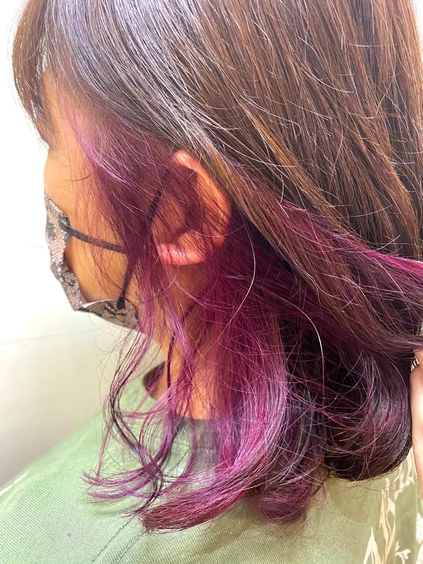 カラー ブリーチ インナーカラー ピンクカラー ピンクパープル 氷見 早祐香のヘアスタイル